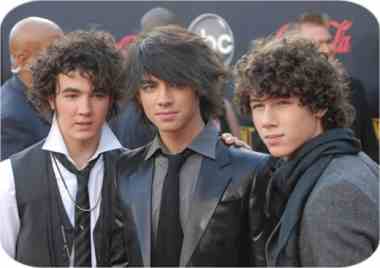 Jonas Brothers - Pushing Me Away